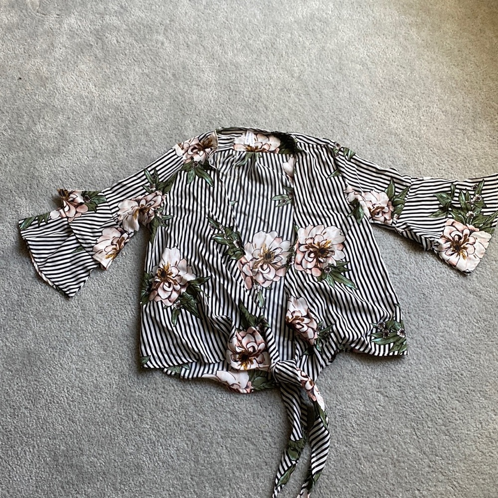 Ruffled sleeve tie blouse